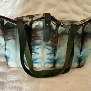 ✨Like New✨ Fully lined ‘Ice Dye’ Tie-Dye Tote Bag with Green accents